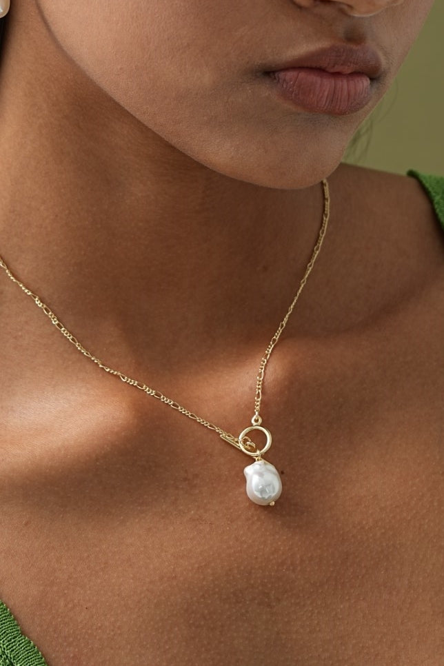 Collier Élégant avec Perles Dorées