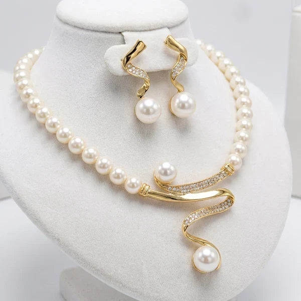 Ensemble de collier et boucles d'oreilles avec perles naturelles