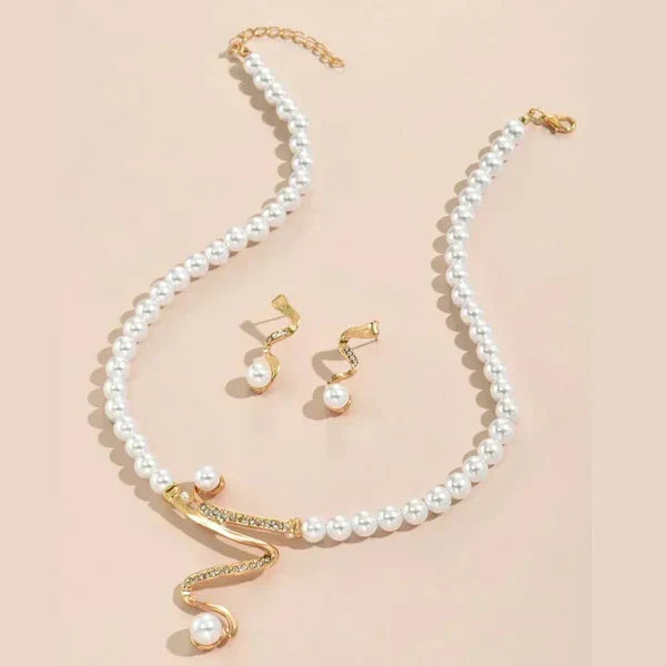 Ensemble de collier et boucles d'oreilles avec perles naturelles