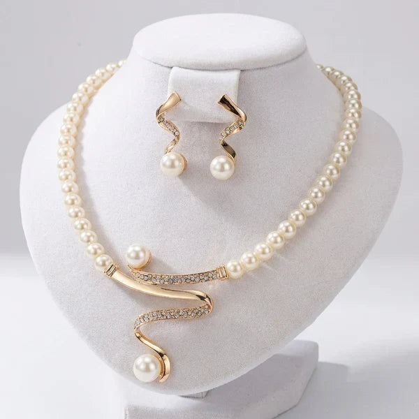 Ensemble de collier et boucles d'oreilles avec perles naturelles