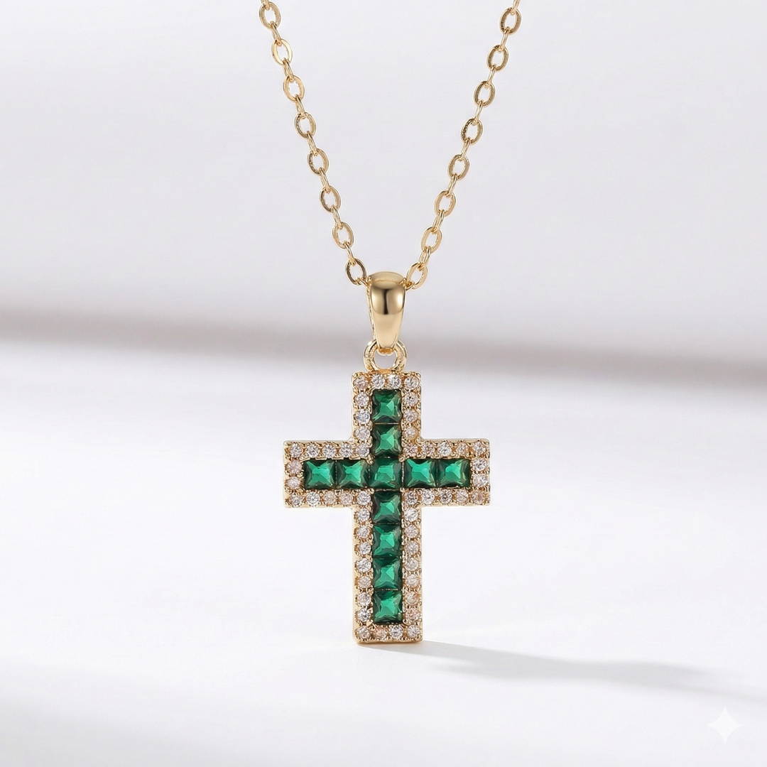 Pendentif Croix Émeraude Solene sur Chaîne en Or