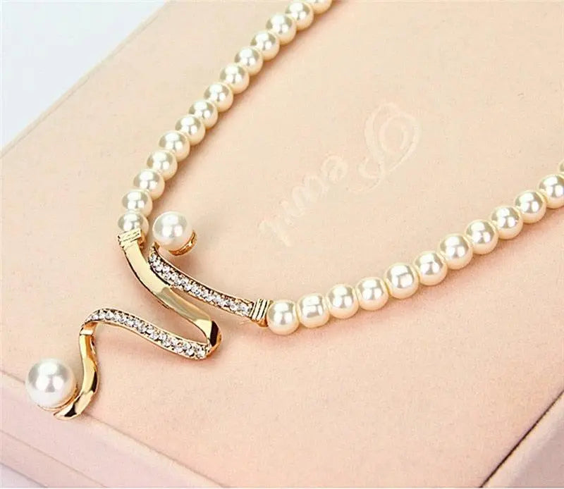 Ensemble de collier et boucles d'oreilles avec des perles naturelles