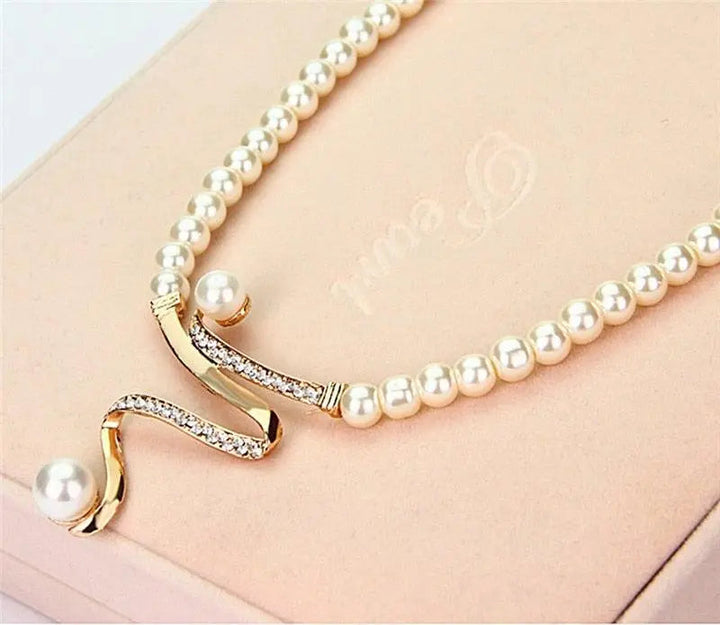Ensemble de collier et boucles d'oreilles avec des perles naturelles