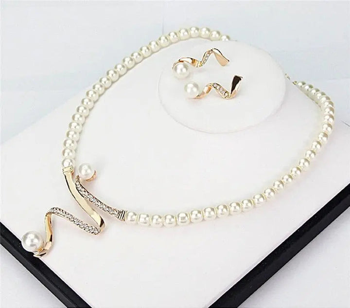 Ensemble de collier et boucles d'oreilles avec des perles naturelles
