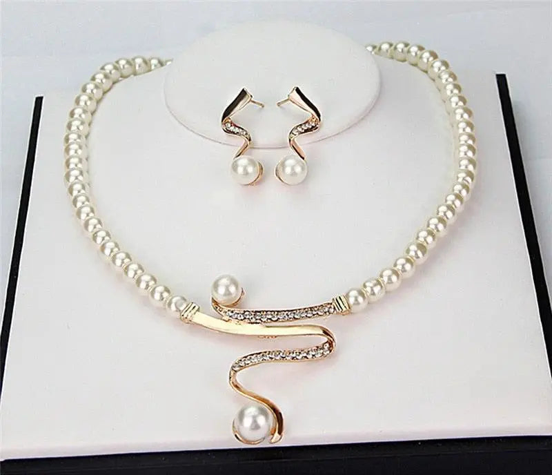 Ensemble de collier et boucles d'oreilles avec des perles naturelles