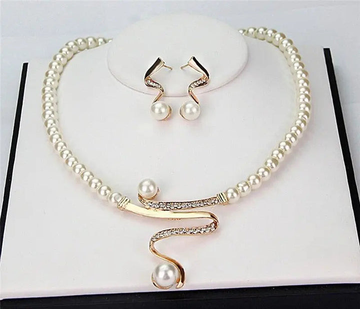 Ensemble de collier et boucles d'oreilles avec des perles naturelles