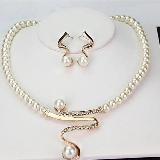 Ensemble de collier et boucles d'oreilles avec des perles naturelles