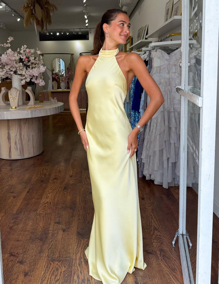 ZEYNEP | Robe Maxi Satinée Élégante avec Découpe Halter