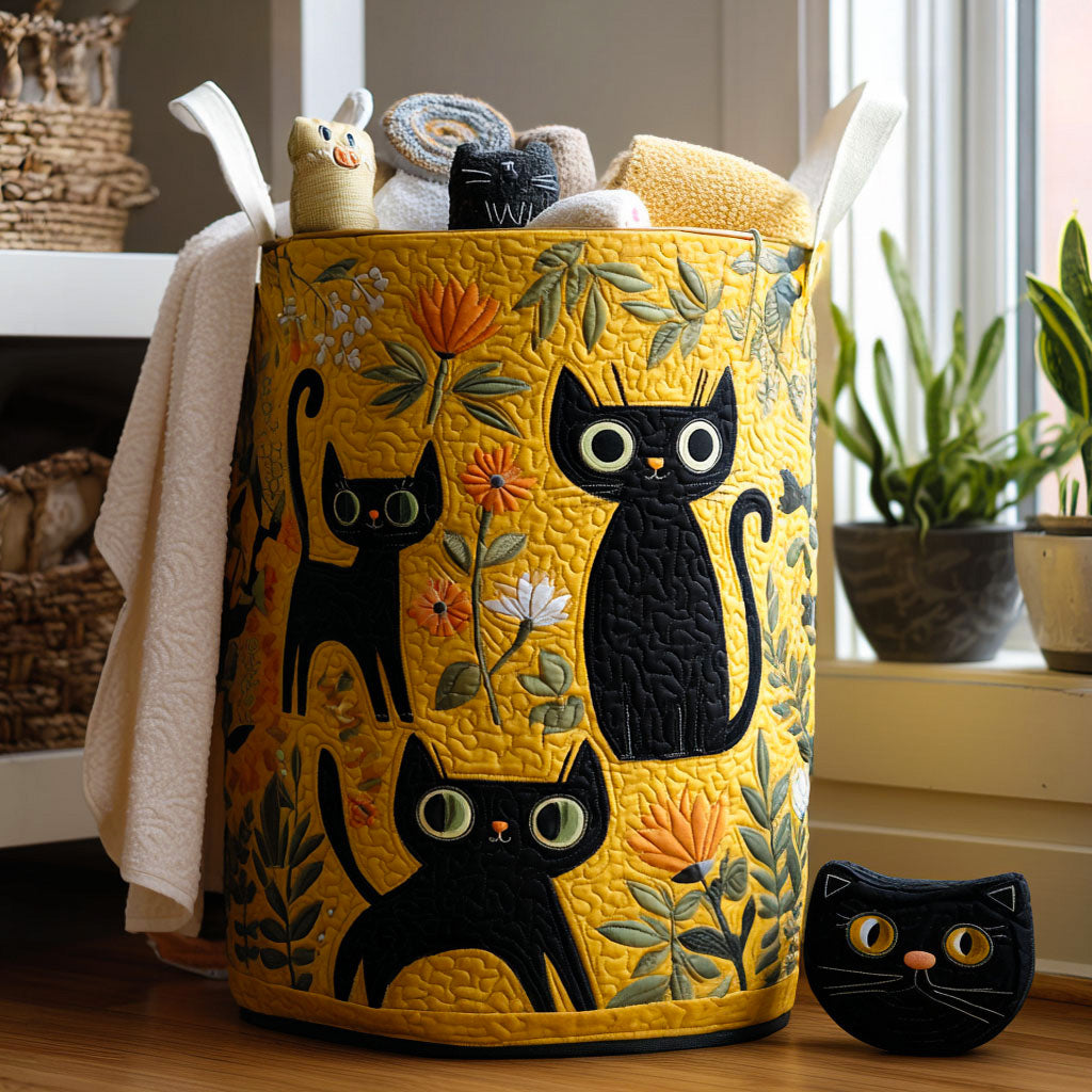 Panier rembourré avec des chats noirs