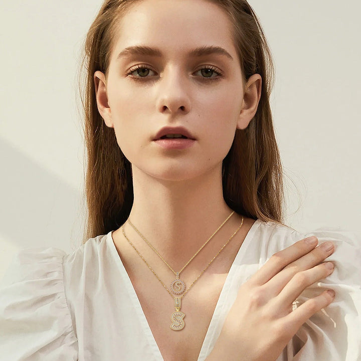 Élégant ensemble de colliers avec initiales en or pavé