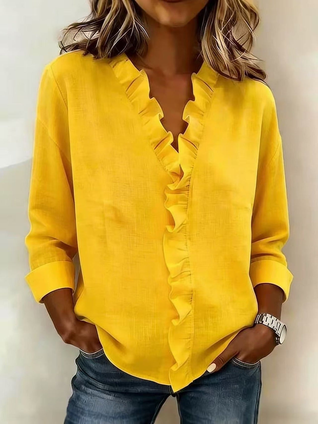 Chiara™ | Blouse à décolleté en V et volants délicats