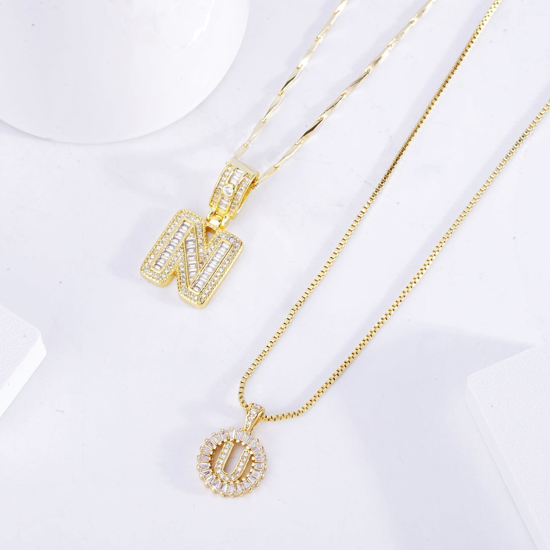 Élégant ensemble de colliers avec initiales en or pavé