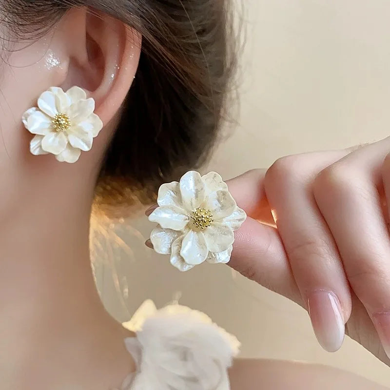 Boucles d'oreilles en acrylique blanc chic avec bouton