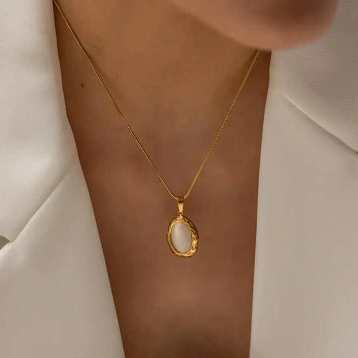 Collier en Or Doré avec Opale Œil de Chat