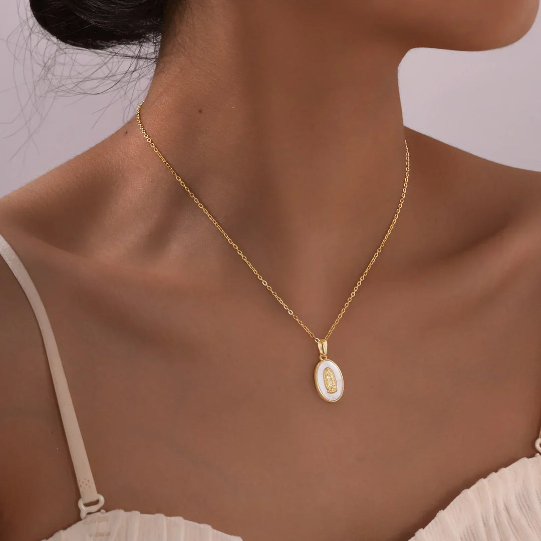 Collier avec Pendentif Ovale de la Vierge en Or