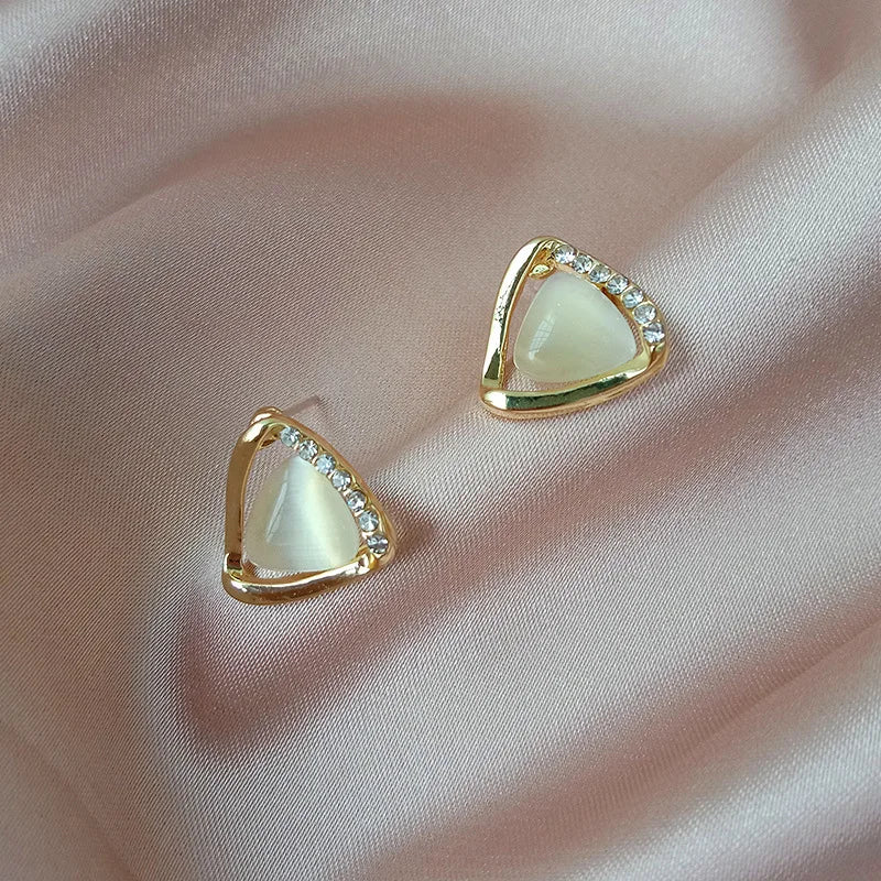 Boucles d'oreilles triangulaires avancées avec opales et cristaux