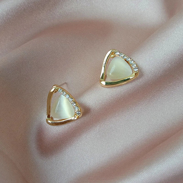 Boucles d'oreilles triangulaires avancées avec opales et cristaux