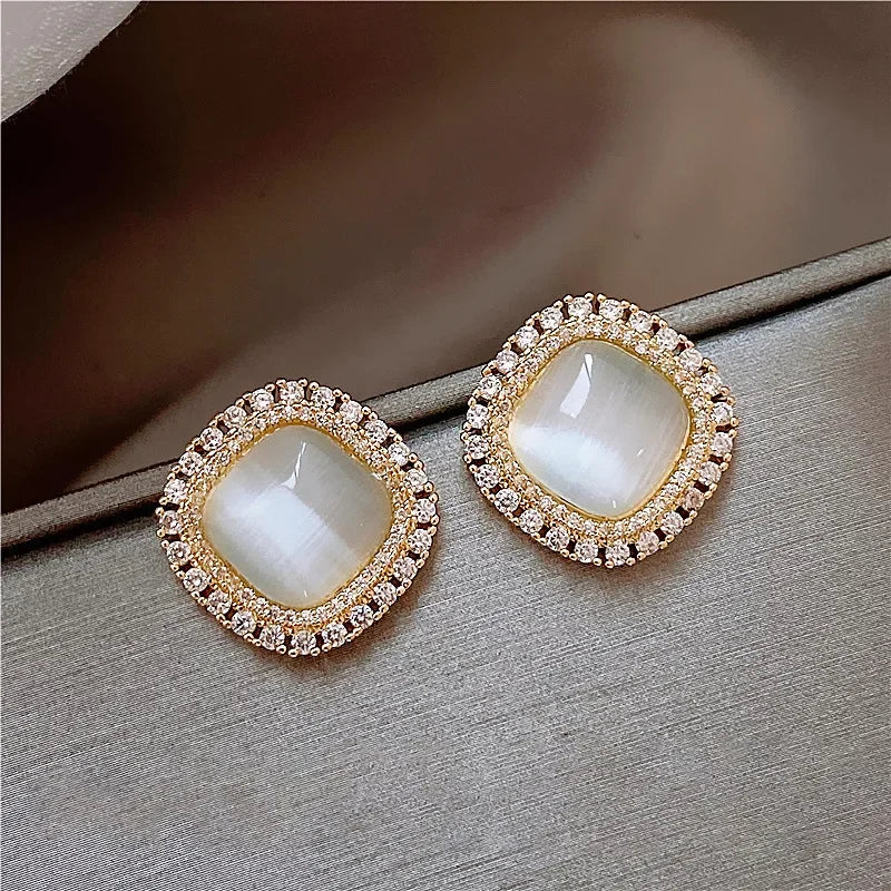 Boucles d'oreilles carrées chiques avec opale et zircon cubique