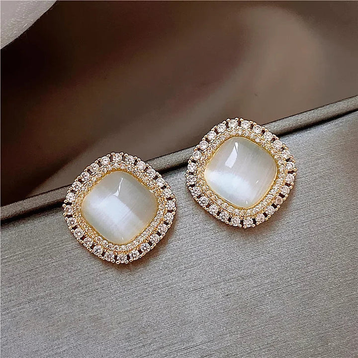 Boucles d'oreilles carrées chiques avec opale et zircon cubique