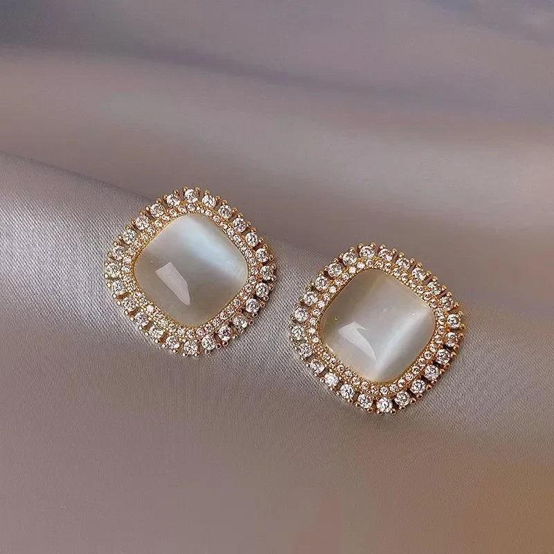 Boucles d'oreilles carrées chiques avec opale et zircon cubique