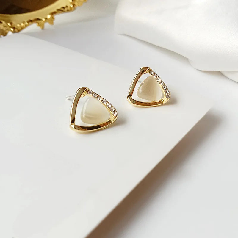 Boucles d'oreilles triangulaires avancées avec opales et cristaux