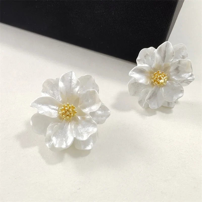 Boucles d'oreilles en acrylique blanc chic avec bouton