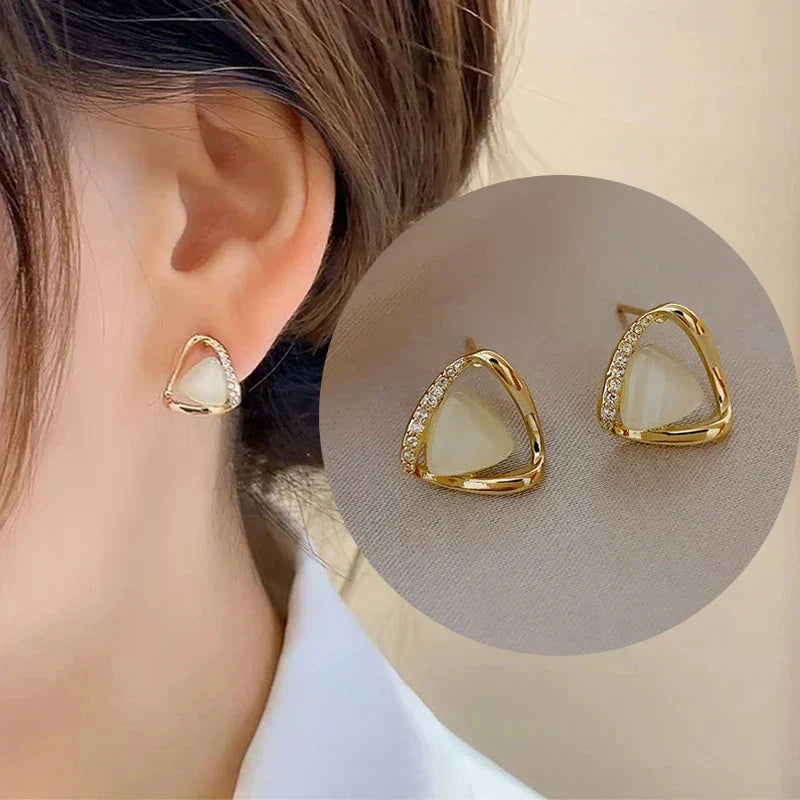 Boucles d'oreilles triangulaires avancées avec opales et cristaux