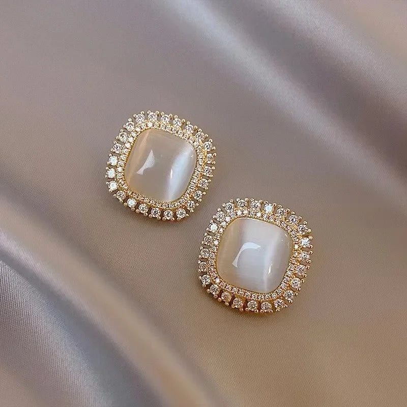 Boucles d'oreilles carrées chiques avec opale et zircon cubique
