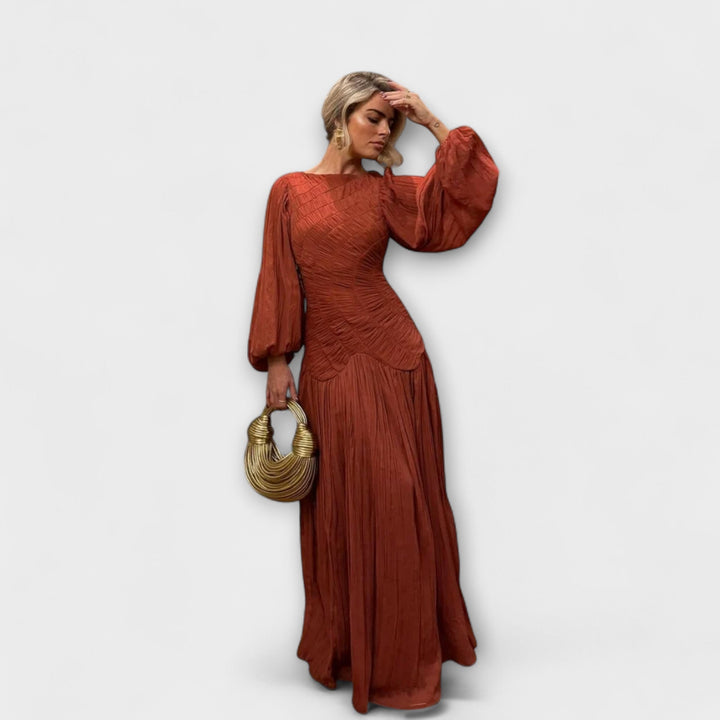 Robe plissée élégante avec manches longues
