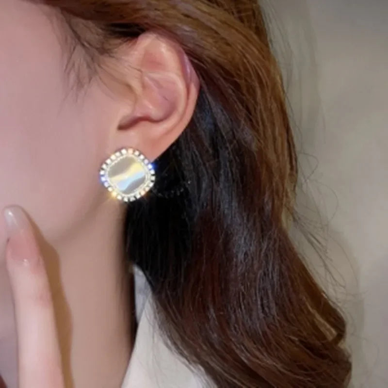 Boucles d'oreilles carrées chiques avec opale et zircon cubique