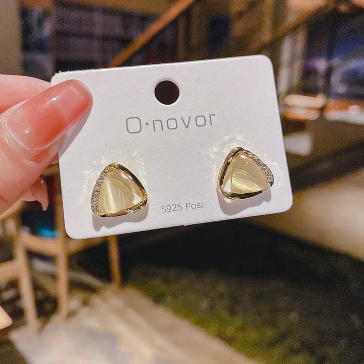 Boucles d'oreilles triangulaires avancées avec opales et cristaux