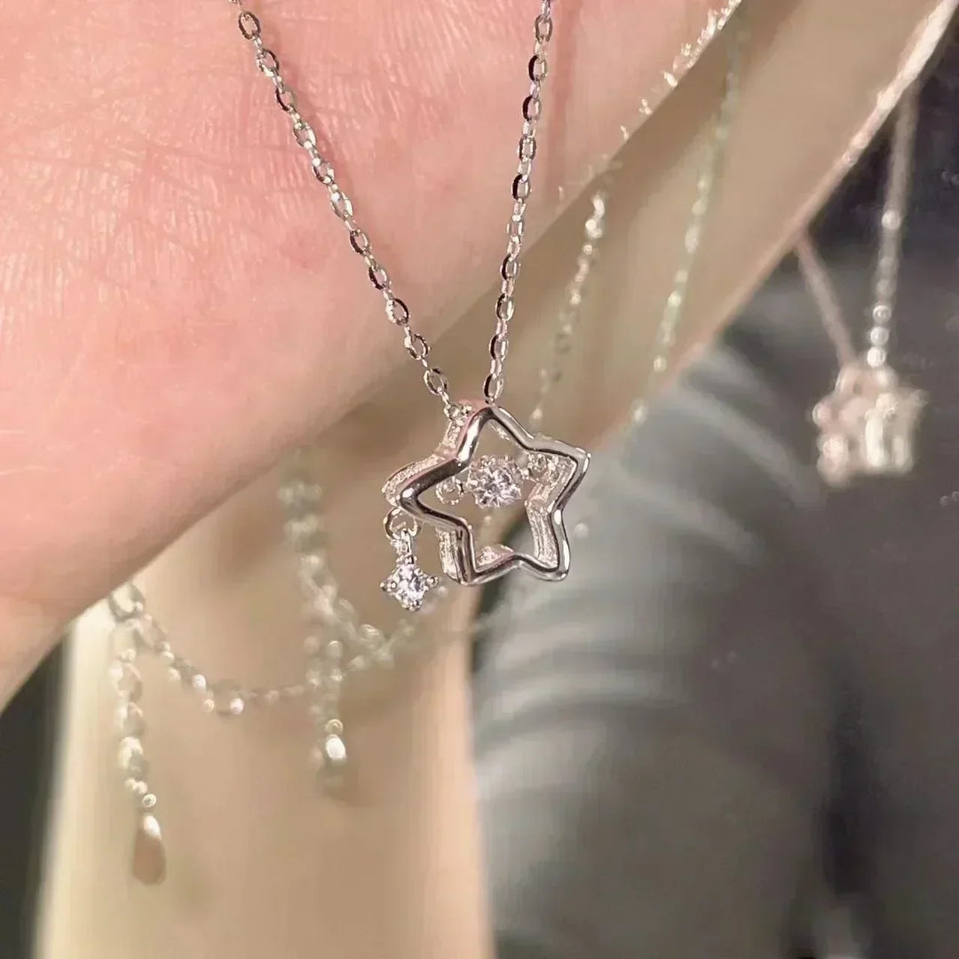 Collier Élégant avec Pendentif en Fleurs Métalliques Ondulantes