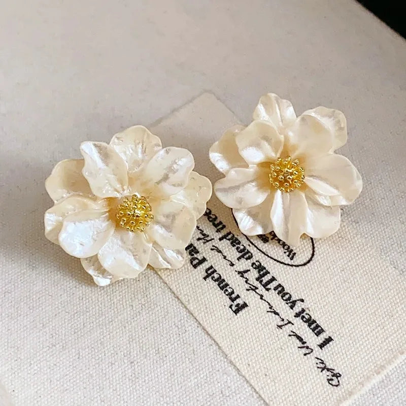 Boucles d'oreilles en acrylique blanc chic avec bouton