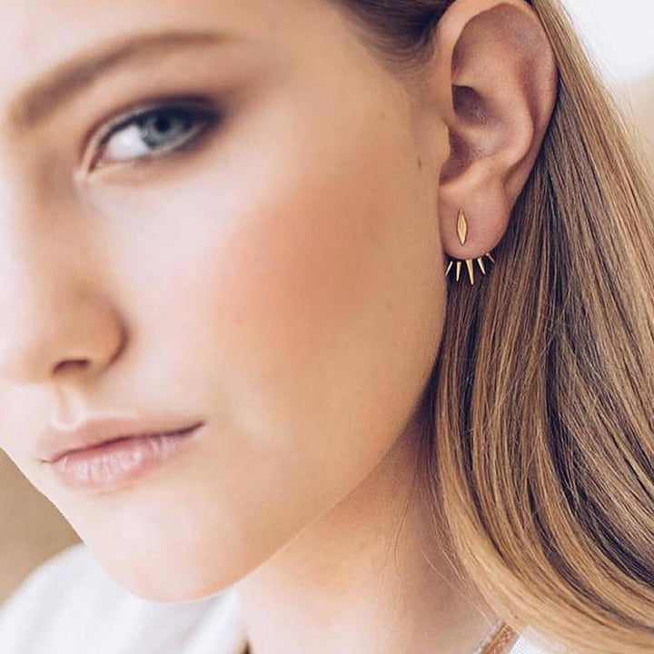 PAIRE DE BOUCLES D'OREILLES EN OR À POINTES