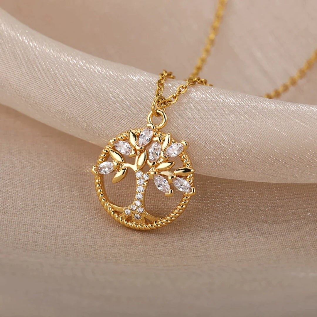 Collier avec un pendentif arbre de vie en or avec des cristaux