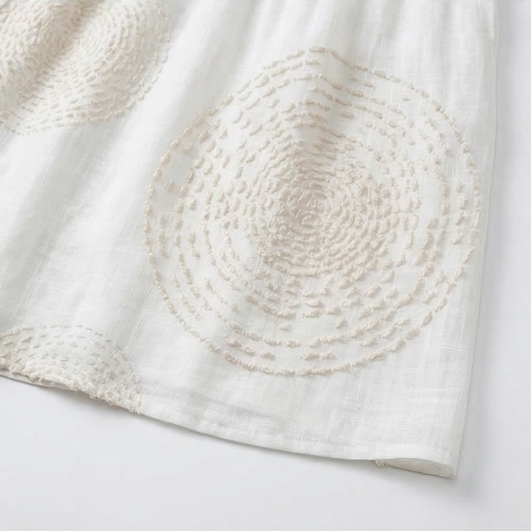 Robe décontractée brodée pour femme.