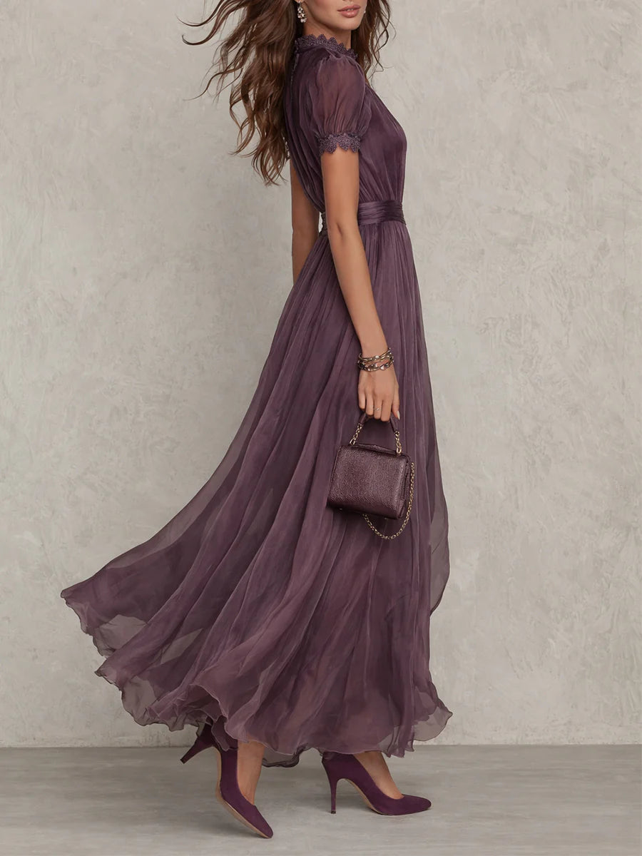 Flavia - Robe longue violette avec décolleté en goutte et bord en dentelle de chiffon