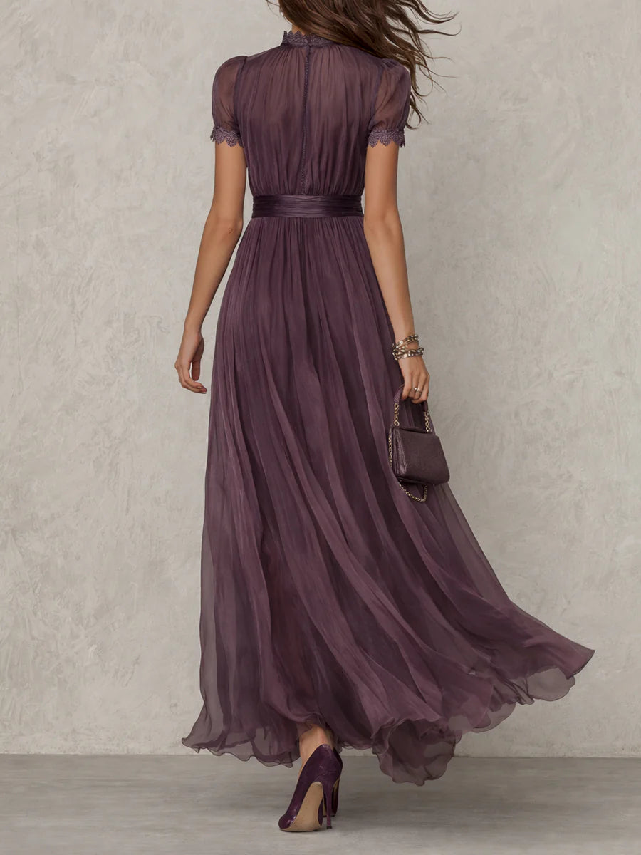 Flavia - Robe longue violette avec décolleté en goutte et bord en dentelle de chiffon