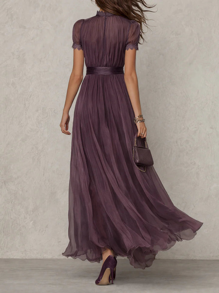 Flavia - Robe longue violette avec décolleté en goutte et bord en dentelle de chiffon