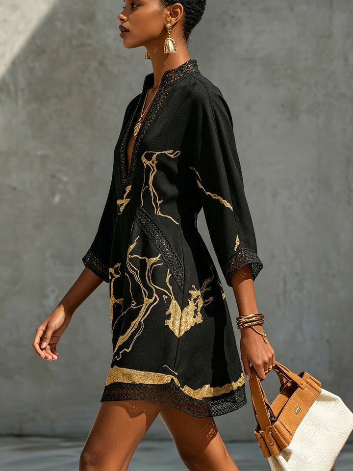 Diana • Robe courte avec motif noir et doré, décolleté en V et crochet