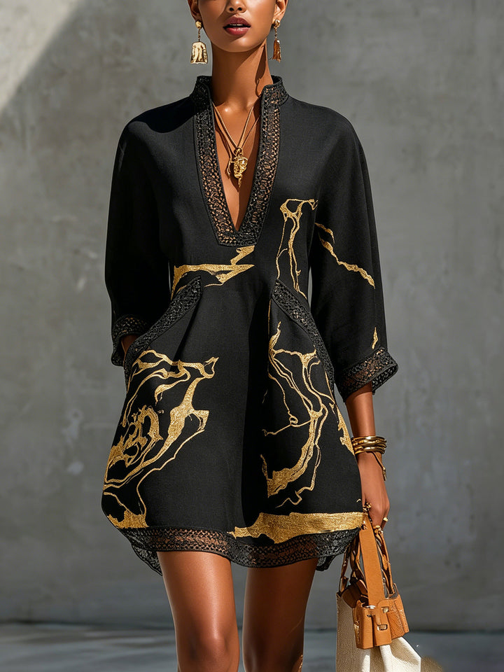 Diana • Robe courte avec motif noir et doré, décolleté en V et crochet