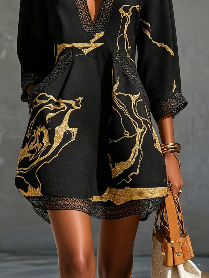 Diana • Robe courte avec motif noir et doré, décolleté en V et crochet