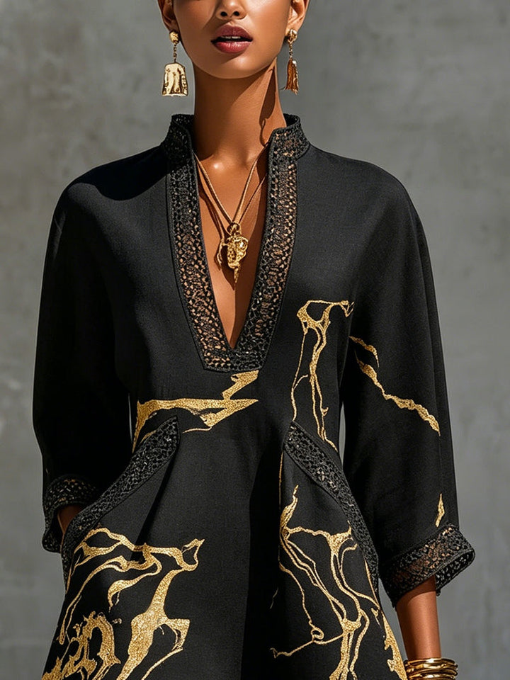 Diana • Robe courte avec motif noir et doré, décolleté en V et crochet