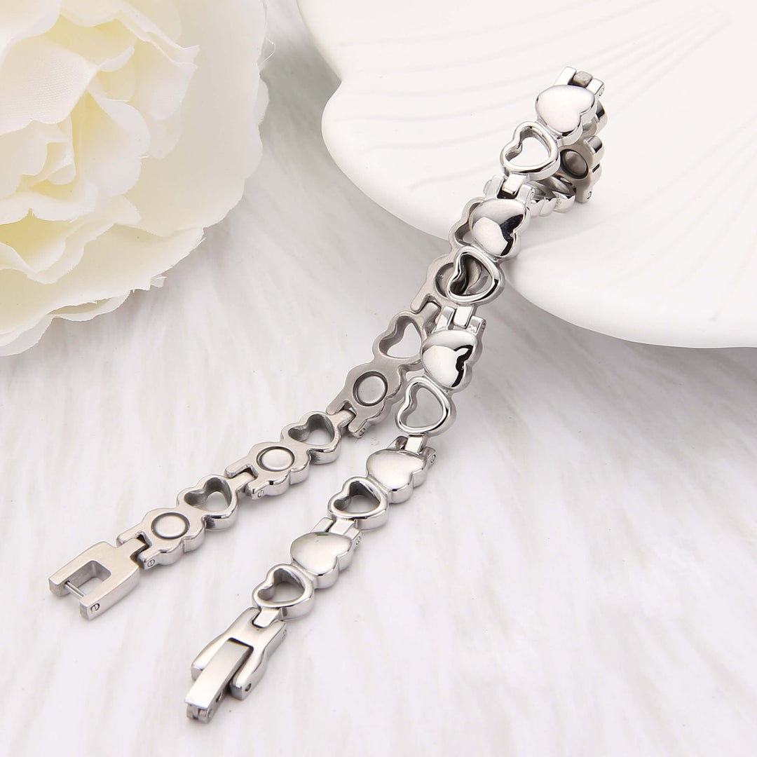 Bracelet raffiné en or blanc avec pendentif en forme de cœur