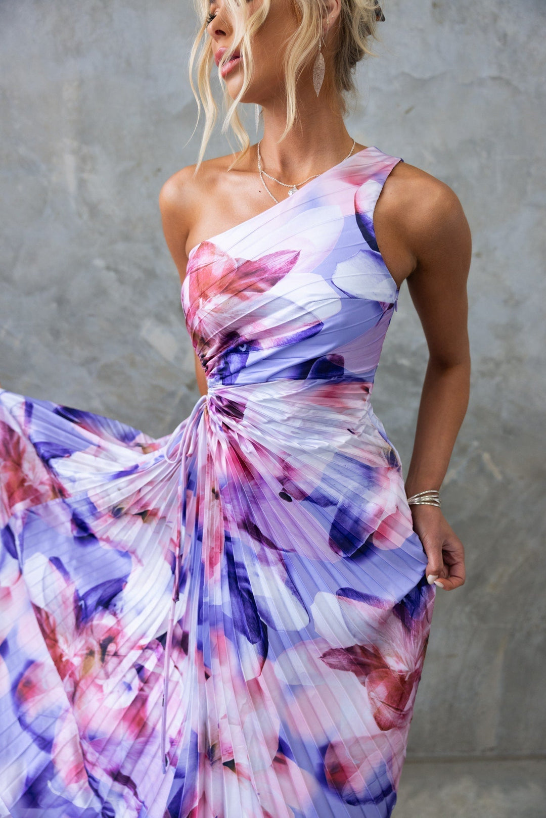 ELLA | Robe midi avec plis et une épaule