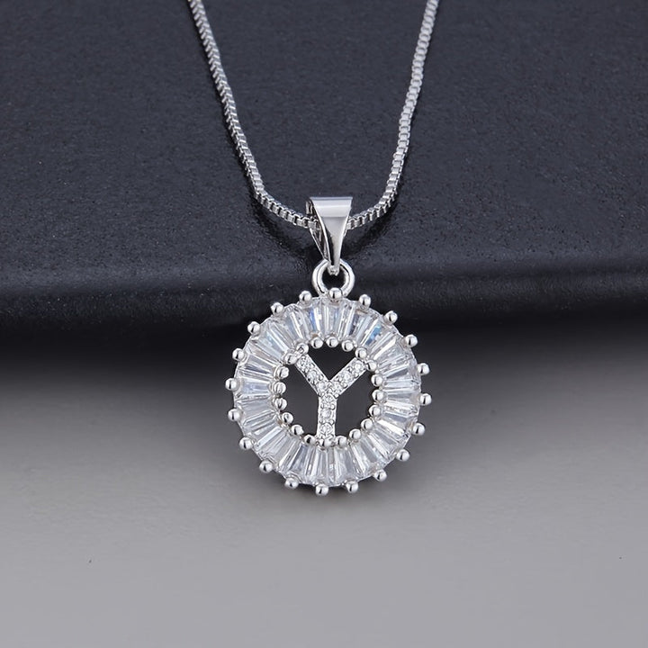 Collier en or blanc avec initiale "Z" et zirconiums