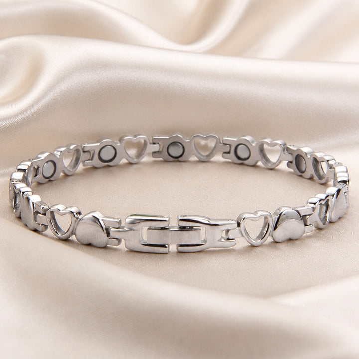 Bracelet raffiné en or blanc avec pendentif en forme de cœur