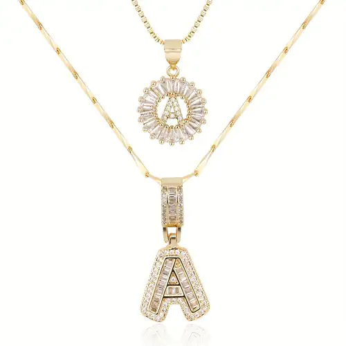 Élégant ensemble de colliers avec initiales en or pavé