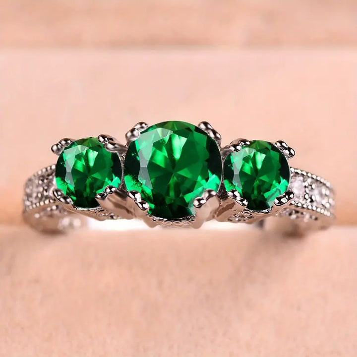Bague Intemporelle avec des Émeraudes Éclatantes