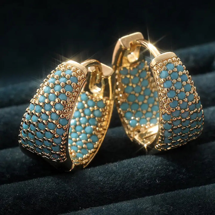 Boucles d'oreilles créoles élégantes en or avec des perles turquoise